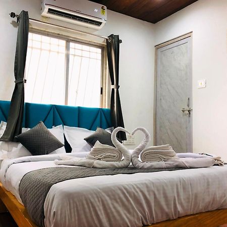 Hotel Silk, Premier Budget Friendly Luxury Hotel In Surat, Perfect For Families, Couples And Business Travelers Exterior foto