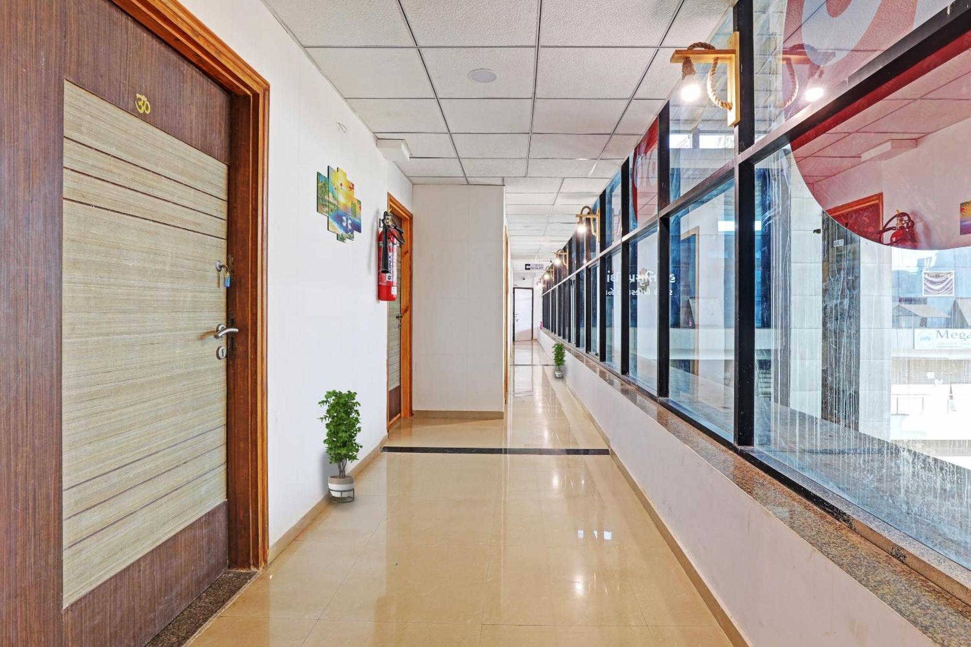 Hotel Silk, Premier Budget Friendly Luxury Hotel In Surat, Perfect For Families, Couples And Business Travelers Exterior foto
